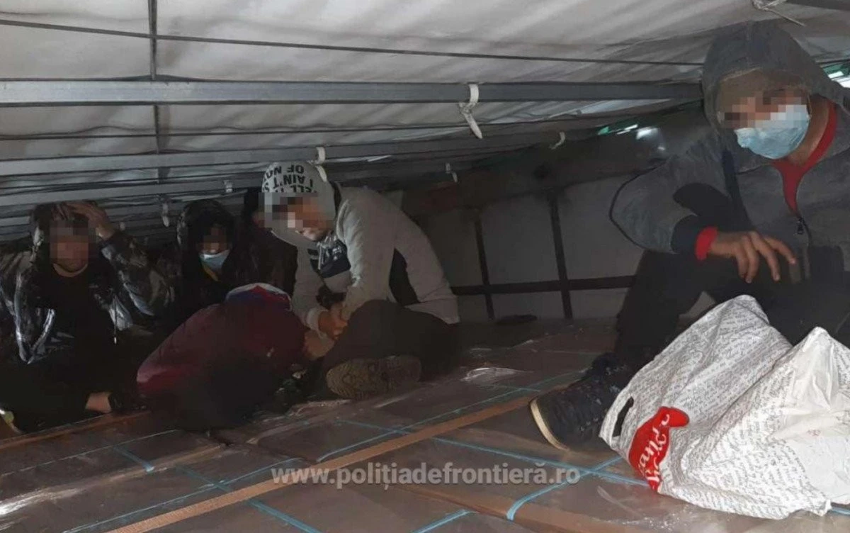 Nouă afgani, dintre care mai mulţi minori, ascunşi într-un automarfar cu textile