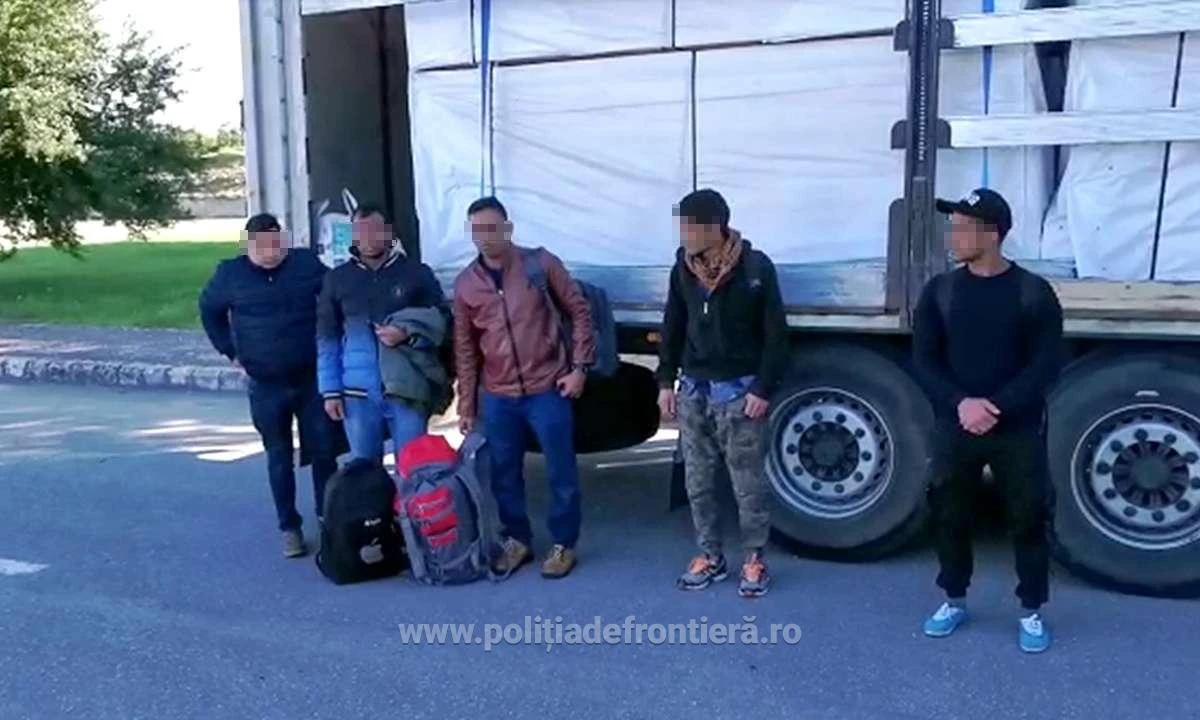 Nouă cetăţeni străini au fost depistați ascunși în două camioane la Vărșand și Nădlac