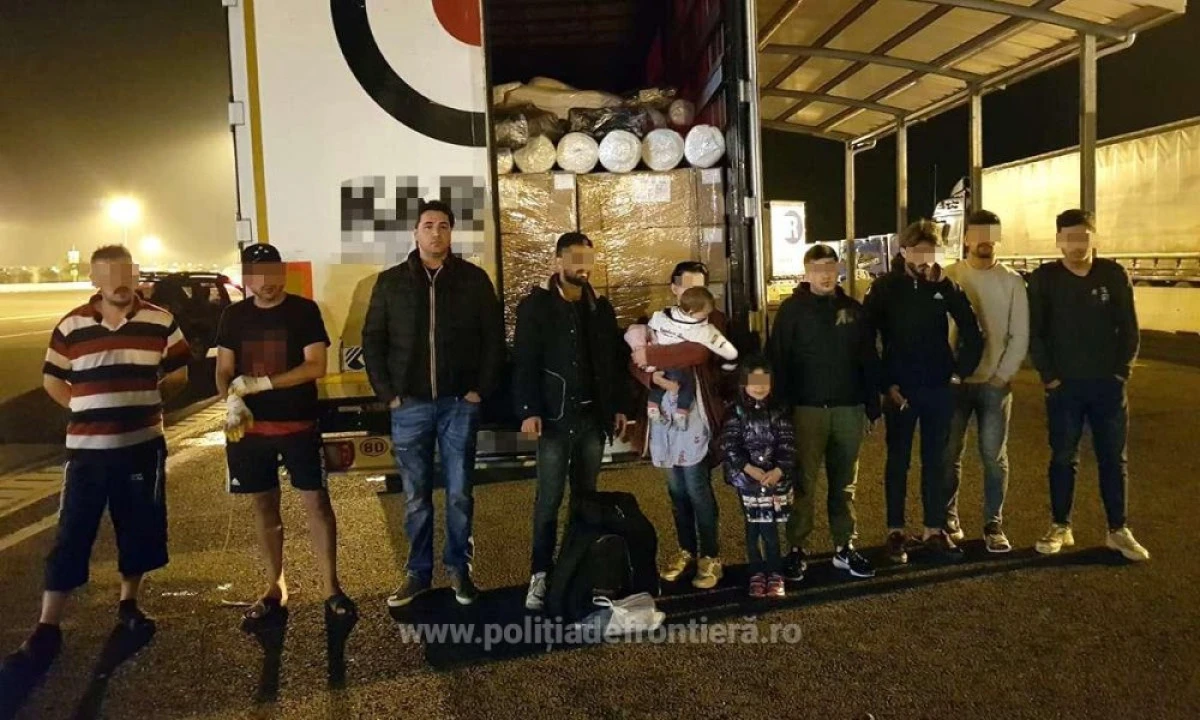 Nouă cetăţeni străini, descoperiți ascunşi într-un automarfar la P.T.F. Nădlac II
