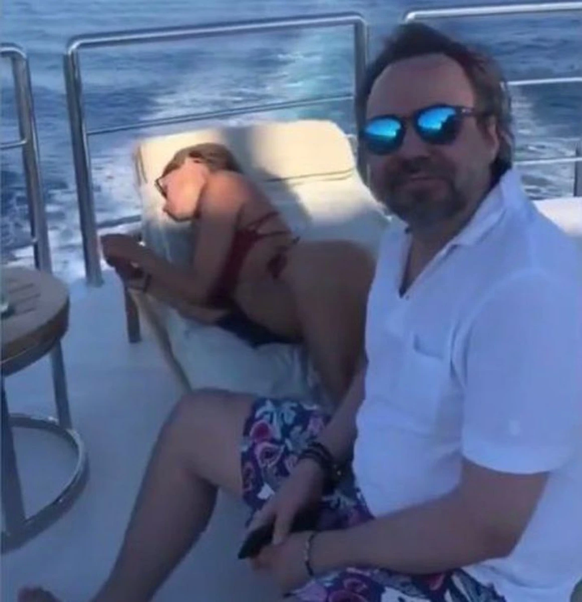Noua cucerire a lui Bobby Păunescu este o bombă sexy