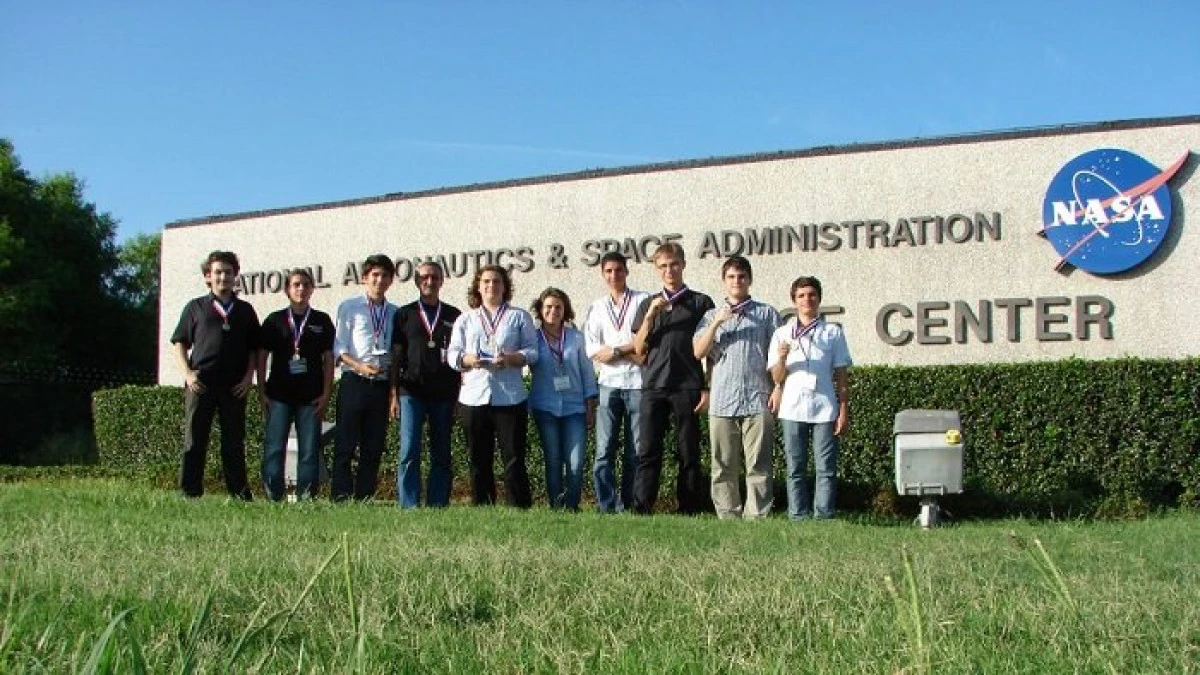 Nouă elevi români au obținut locul I la un concurs NASA