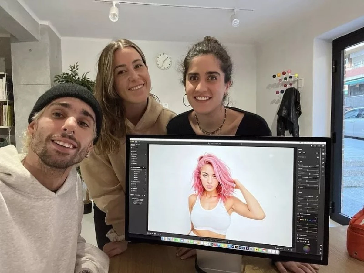 Noua vedetă de pe Instagram, o tânără cu păr roz și trup perfect, este creată de AI