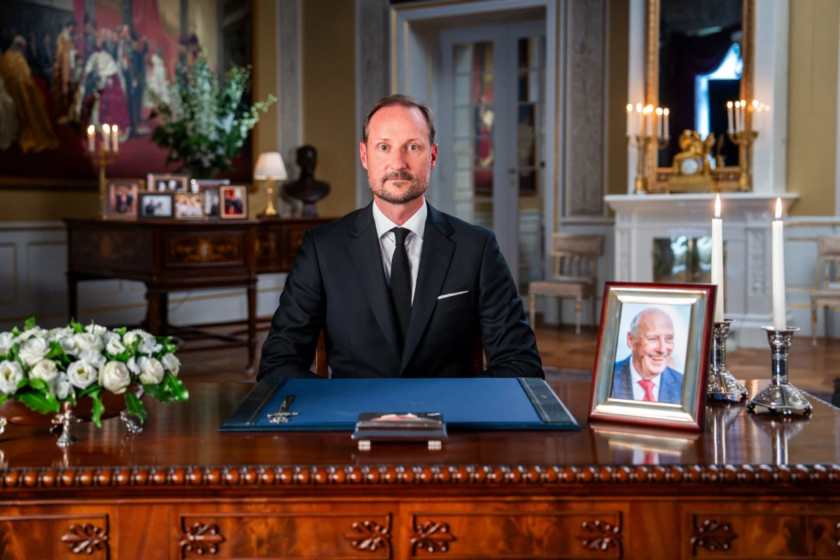  Noul rege al Norvegiei, Haakon al VIII-lea, depune jurământul în fața Parlamentului după moartea tatălui său 