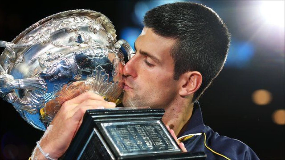 NOVAK DJOKOVIC A CASTIGAT AUSTRALIAN OPEN. SARBUL ARE CINCI TROFEE LA MELBOURNE!