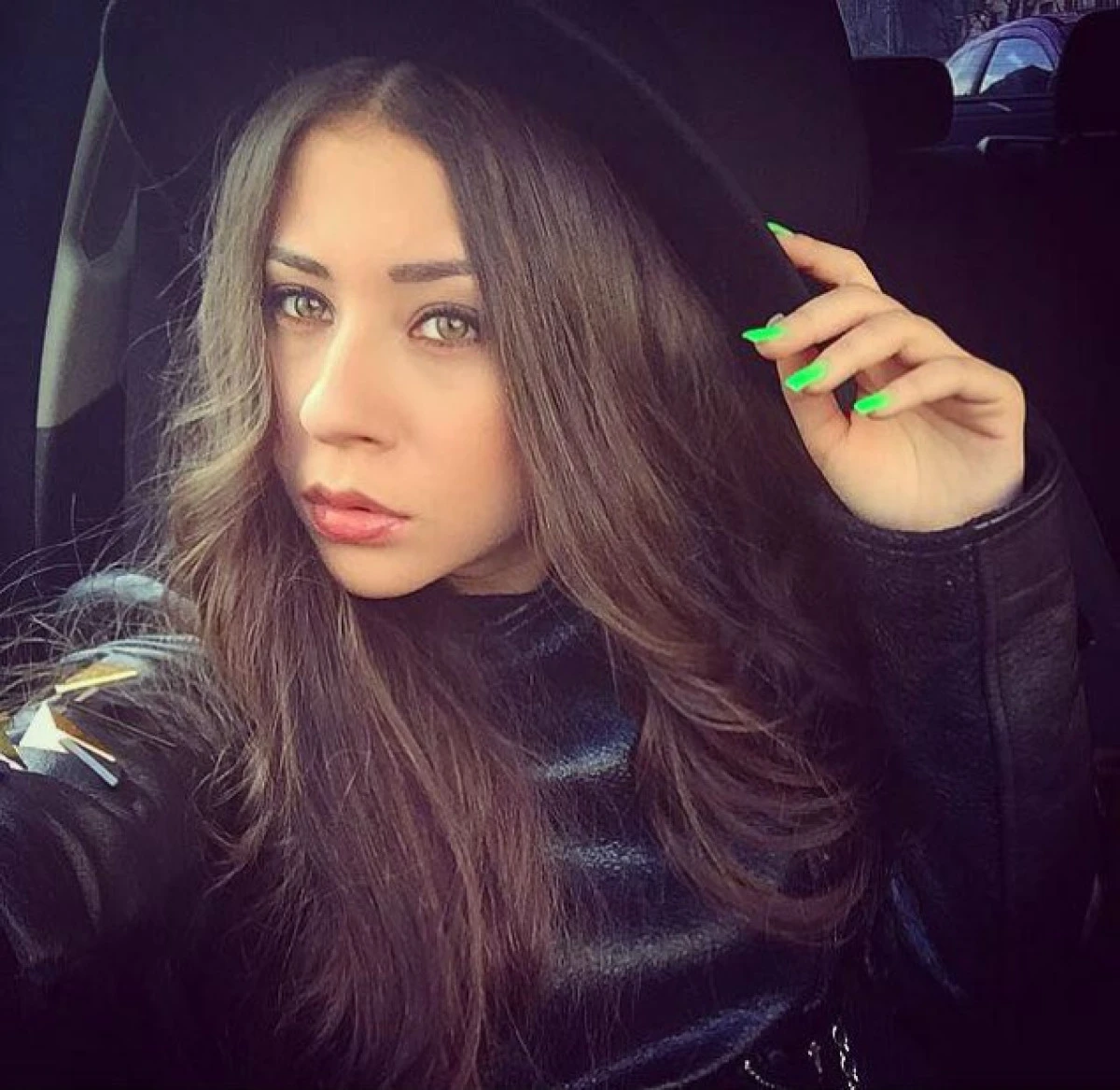 Nu o să-ți vină să crezi cine o duce pe Nicole Cherry cu mașina la facultate