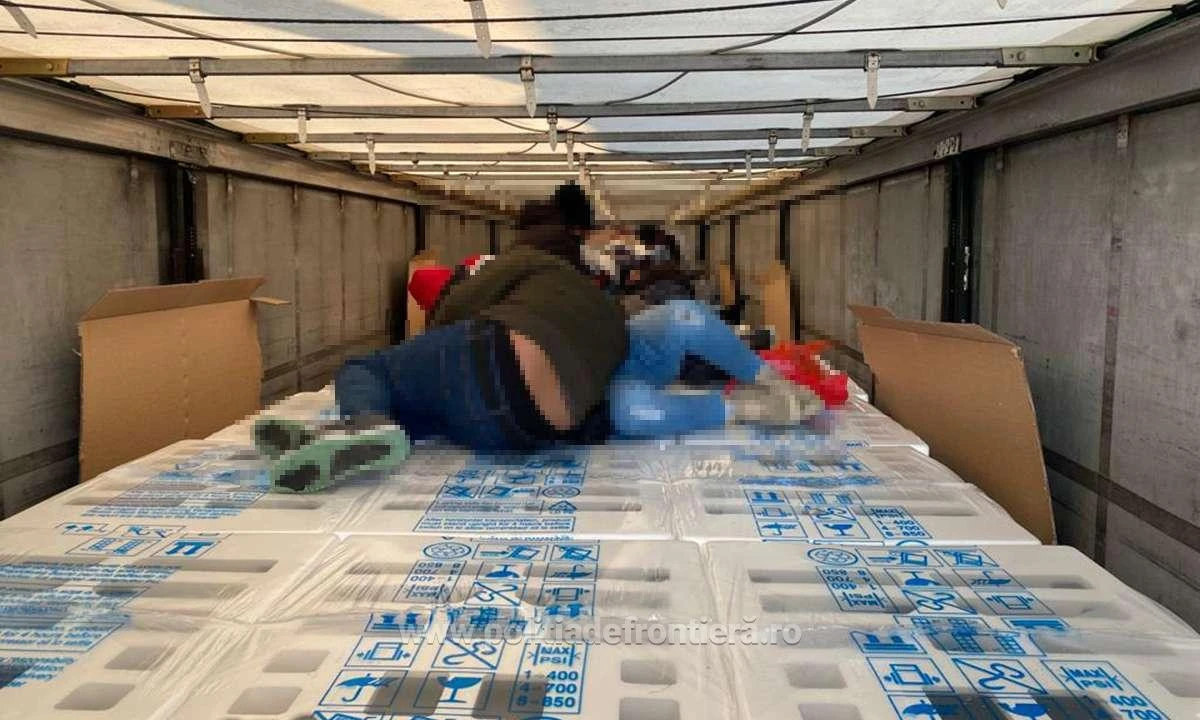 Număr record de refugiați prinși la Nădlac. 71 de cetățeni străini erau ascunși în două mijloace de transport