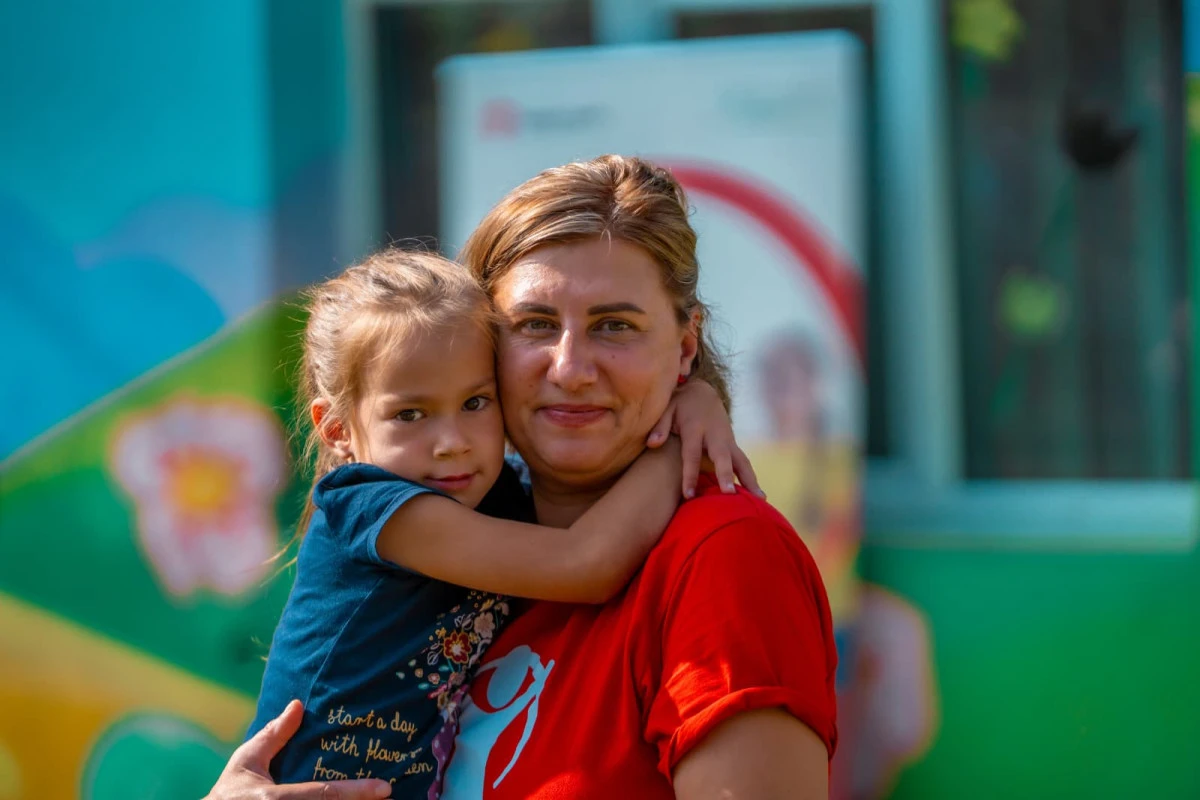 Numărul mamelor care lucrează în străinătate, pentru că nu își găsesc de lucru în România este dublu față de cel al taților