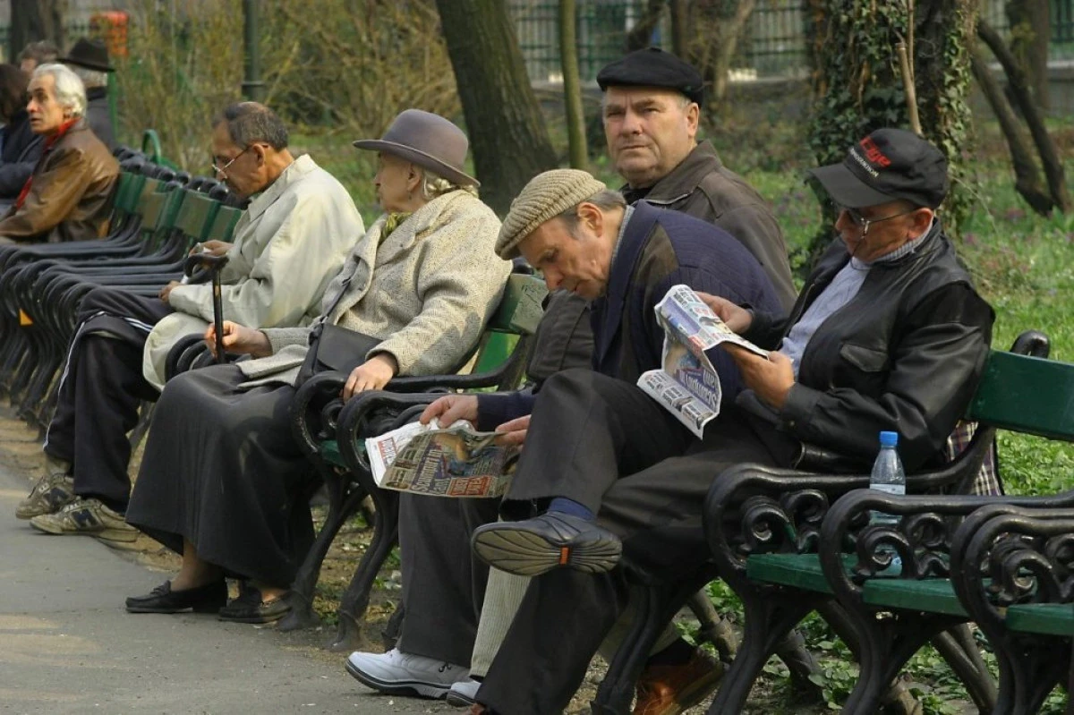 Numărul pensionarilor a scăzut în 2025. Pensia medie a crescut la aproape 3.000 de lei