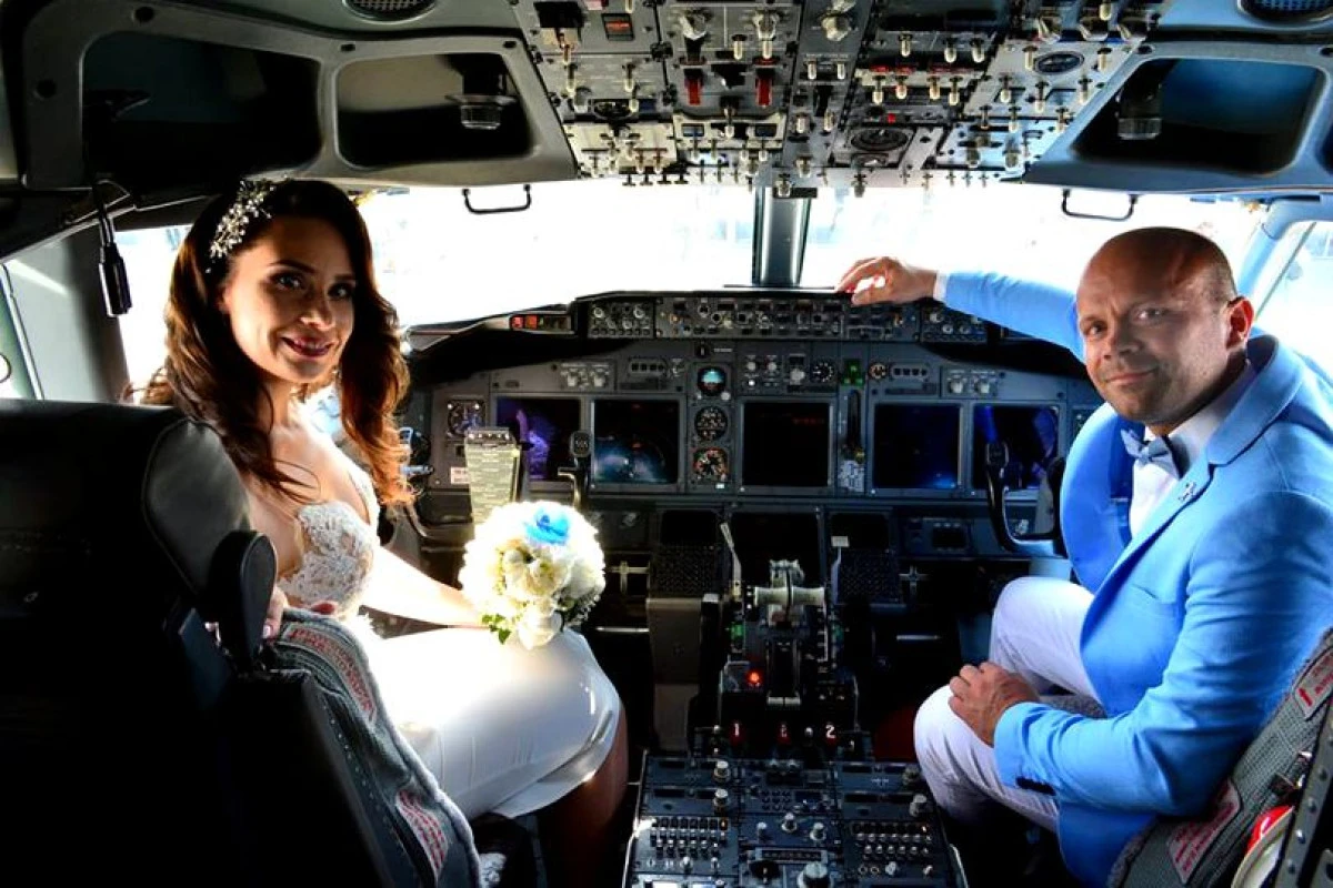 Nuntă inedită. Un pilot român s-a căsătorit cu logodnica lui într-un avion