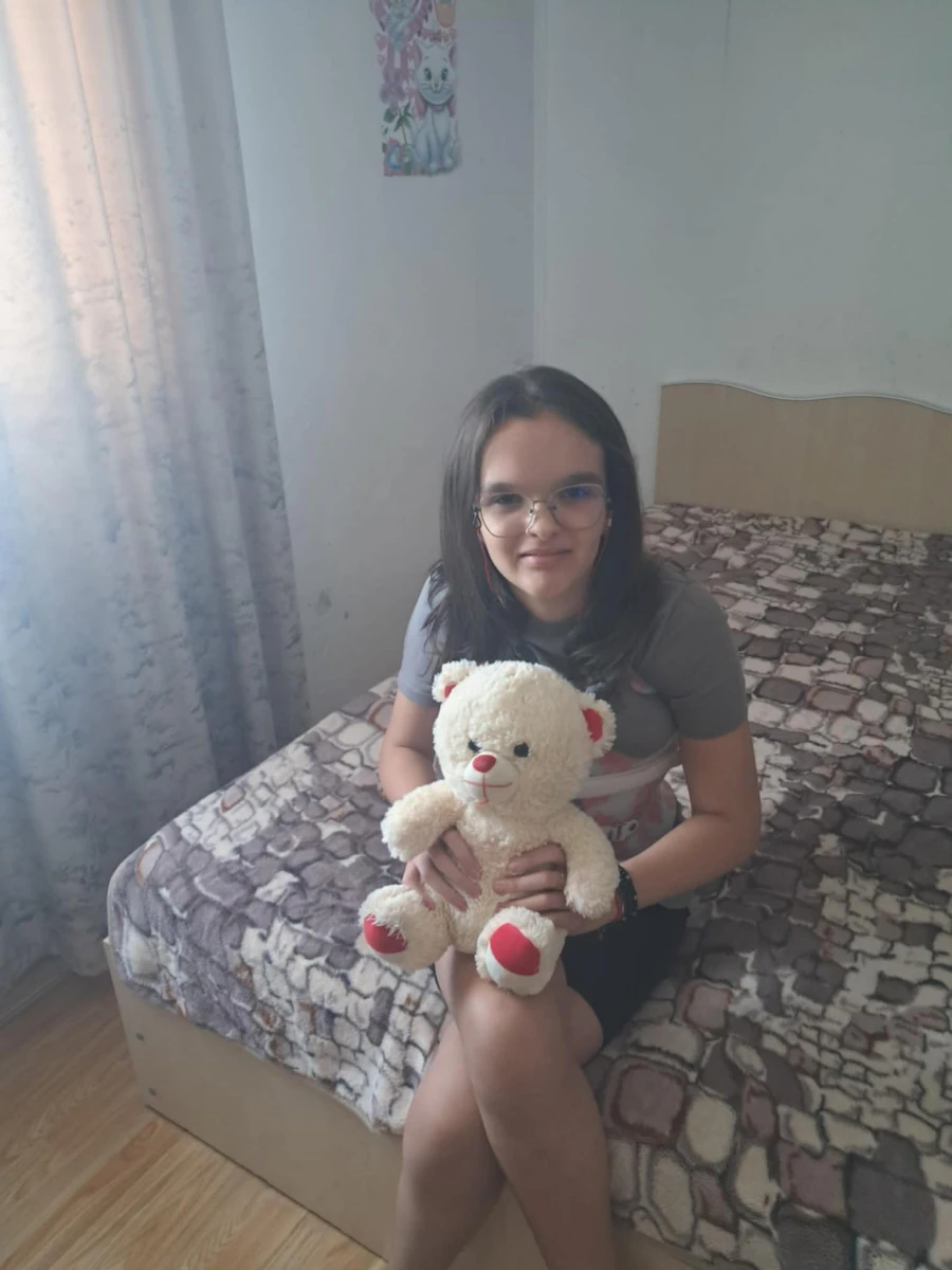 O adolescentă de 13 ani luptă cu scolioza severă: „Visez să pot alerga și să trăiesc fără durere”