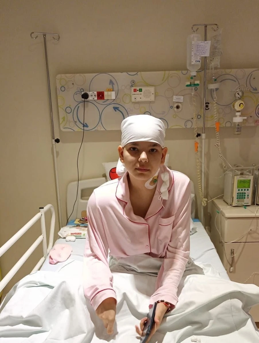 O adolescentă de 14 ani luptă cu un cancer, iar în doar trei săptămâni trebuie strânși 78.000 de euro pentru operația care îi poate salva viața