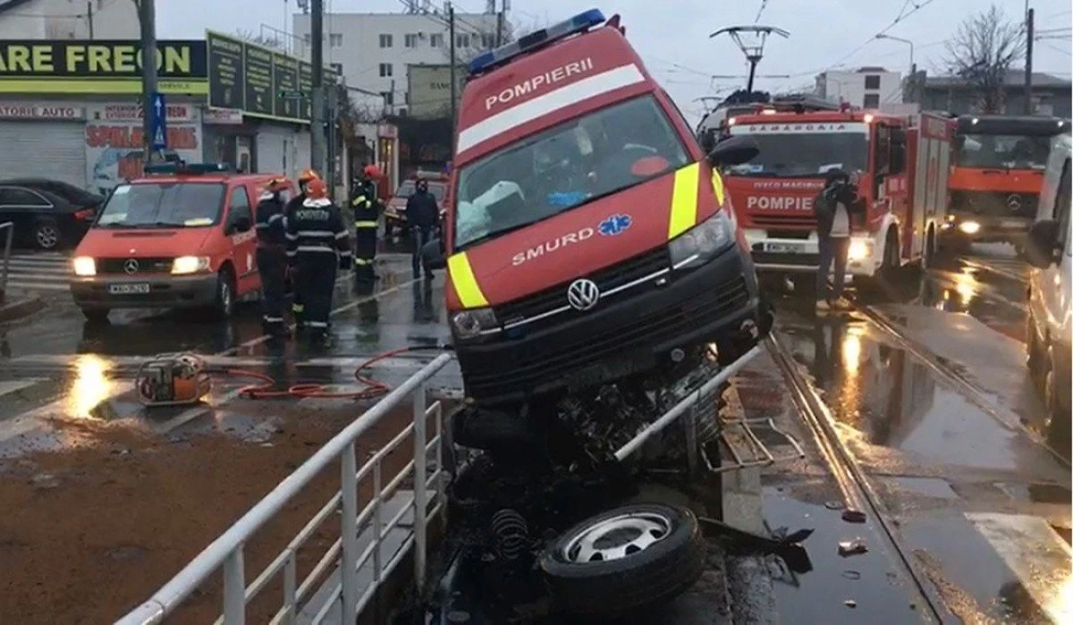 O ambulanță a intrat pe refugiul de tramvai, în Capitală. Trei răniţi grav