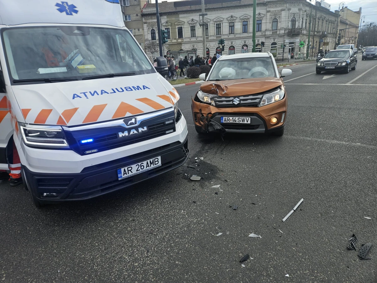 O ambulanță care transporta un pacient a fost implicată într-un accident, la Podgoria 