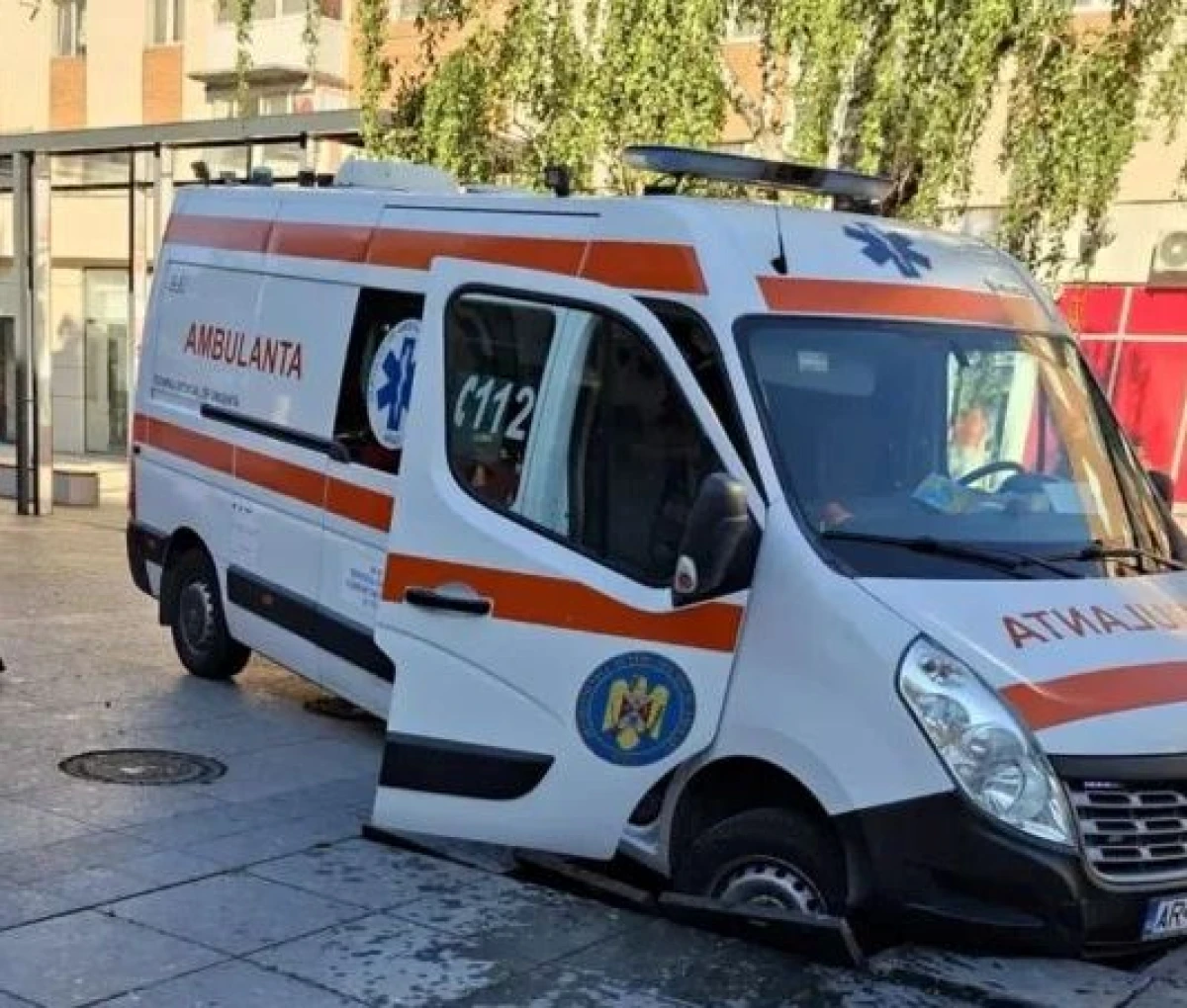 O ambulanță s-a împotmolit în fântâna arteziană de pe Aleea Borsec, în timp ce intervenea la un pacient aflat în criză de epilepsie
