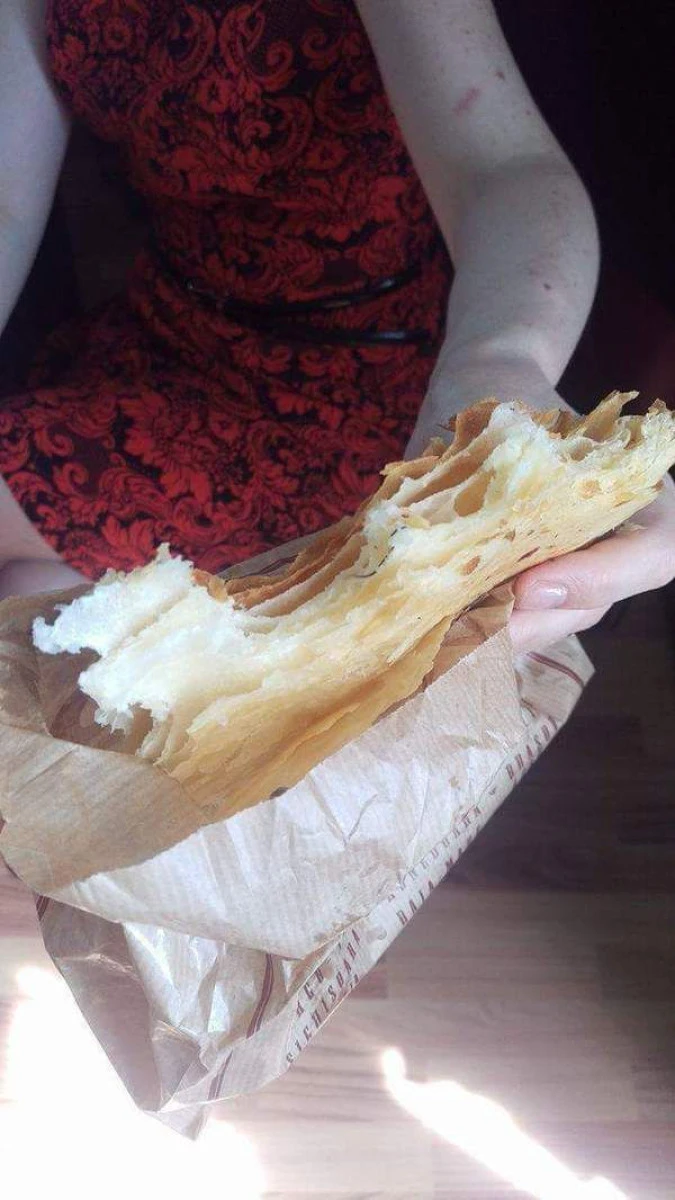 O ARĂDEANCĂ A GĂSIT O CAPSĂ ÎN PLĂCINTA CU BRÂNZĂ CUMPĂRATĂ DE LA PATISERIE