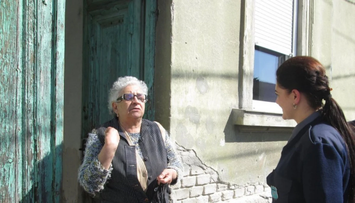 O arădeancă a găsit un portmoneu cu bani și l-a predat Poliției locale