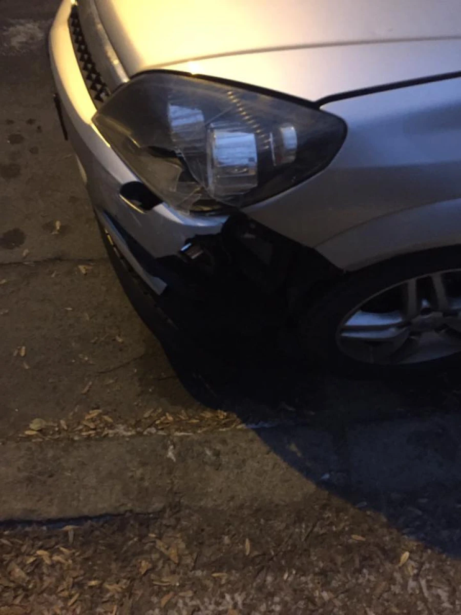 O arădeancă cere ajutor!  Şi-a găsit maşina lovită