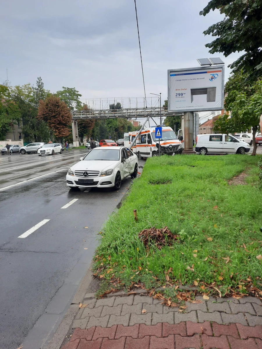 O asistentă medicală a fost rănită, după ce ambulanța în care se afla a fost accidentată pe Calea Victoriei