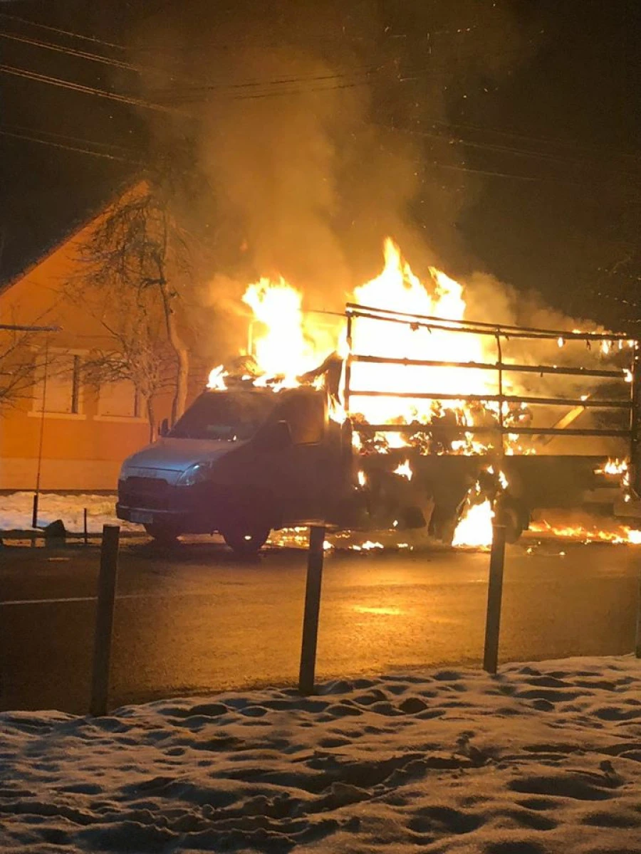 O autoutilitară a fost incendiată, vineri noapte, în Arad
