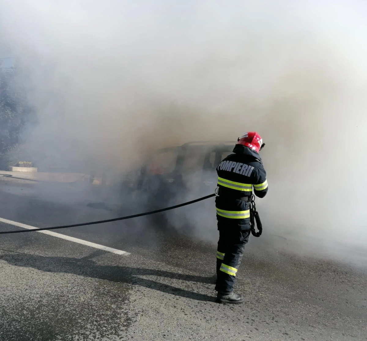 O autoutilitară a luat foc în curtea unui service auto din Arad