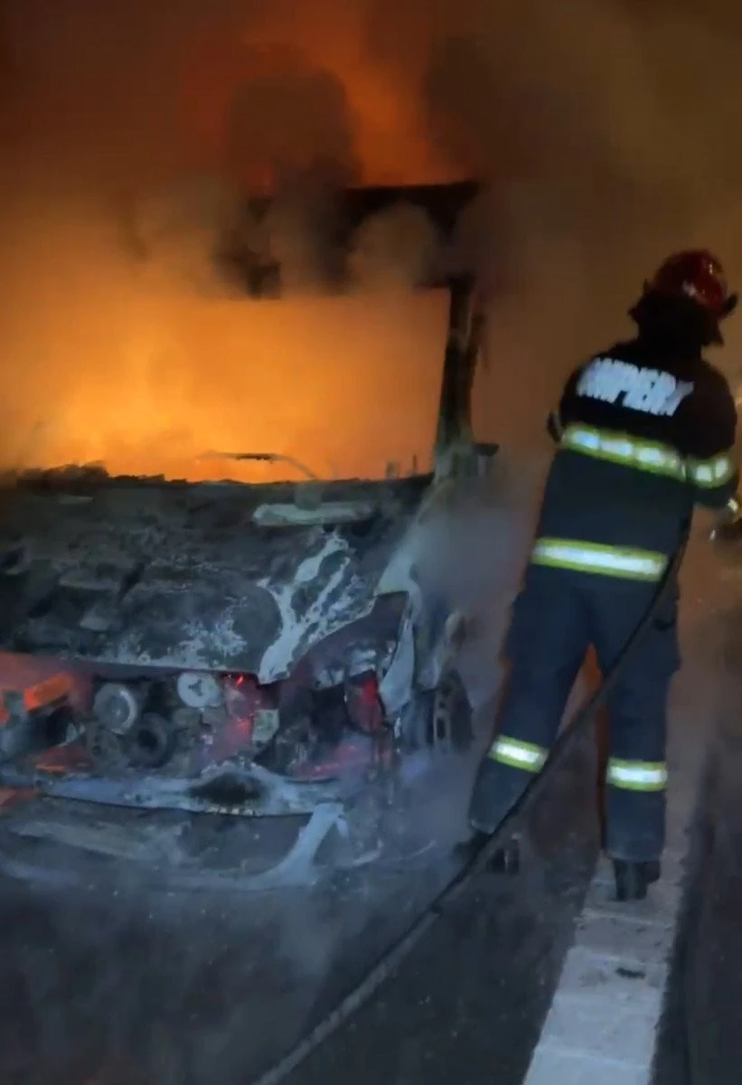 O autoutilitară s-a făcut scrum pe autostradă, în zona ieșirii spre Zădăreni