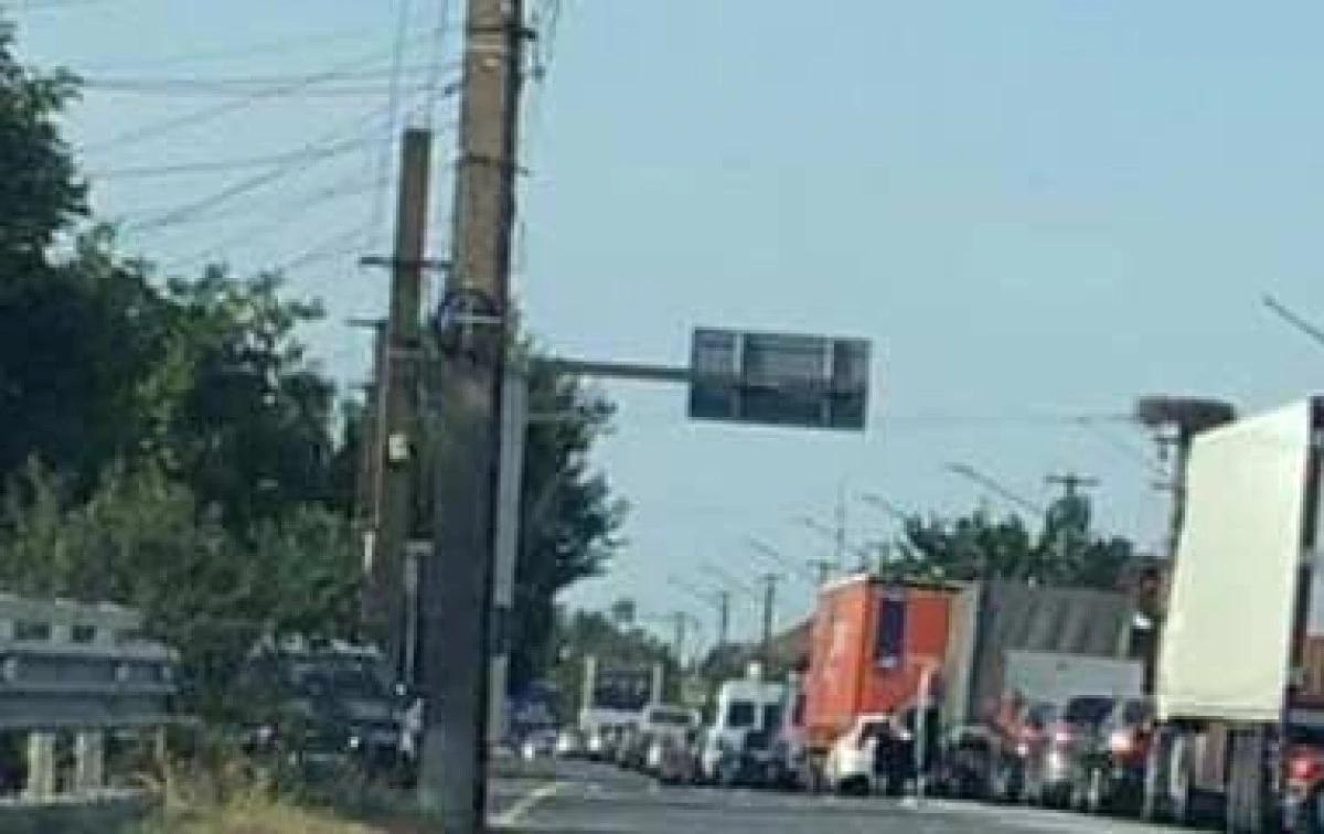 O barieră CFR defectă a blocat parţial traficul pe DN 79 timp de o oră, la Zimandu Nou