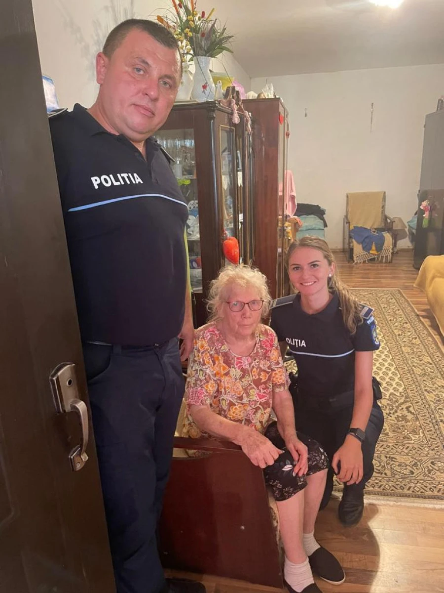 O bătrânică dintr-un bloc social este ajutată de polițiști să supraviețuiască