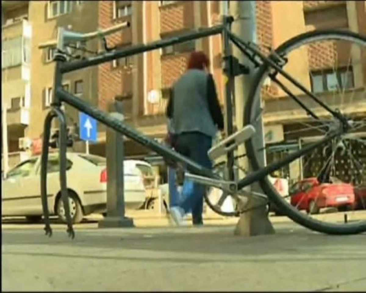 O BICICLETA PARCATA IN FATA SCOLII A FOST LASATA FARA ROTI DE UN ELEV DE 13 ANI