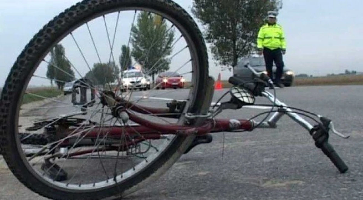 O biciclistă a ajuns în stare gravă la spital, după ce a fost lovită de un autotren, la Pilu