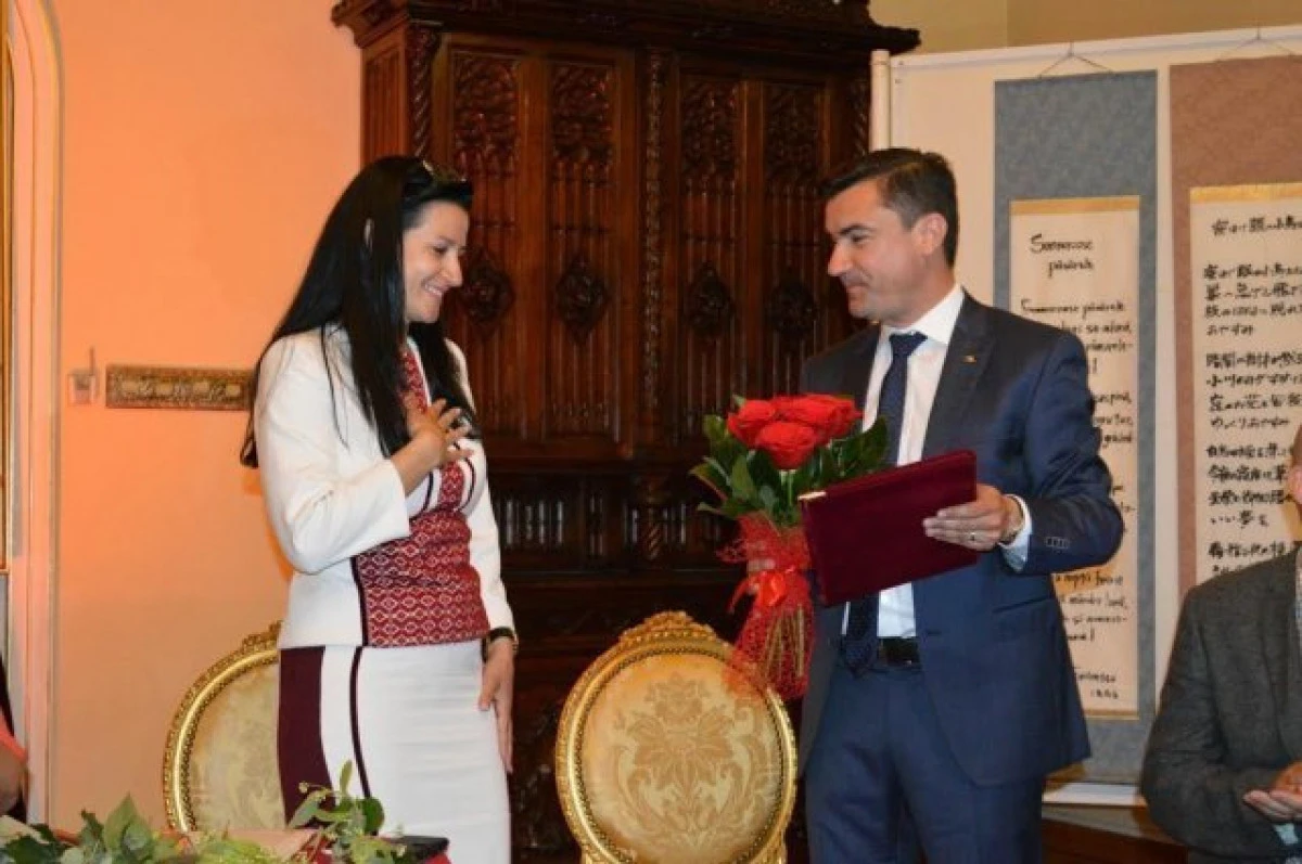 O brunetă controversată din Arad, propusă pentru titlul de cetăţean de onoare al Iaşului