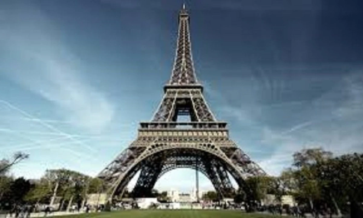 O bucată din scara originală a Turnului Eiffel, vândută pentru o sumă enormă