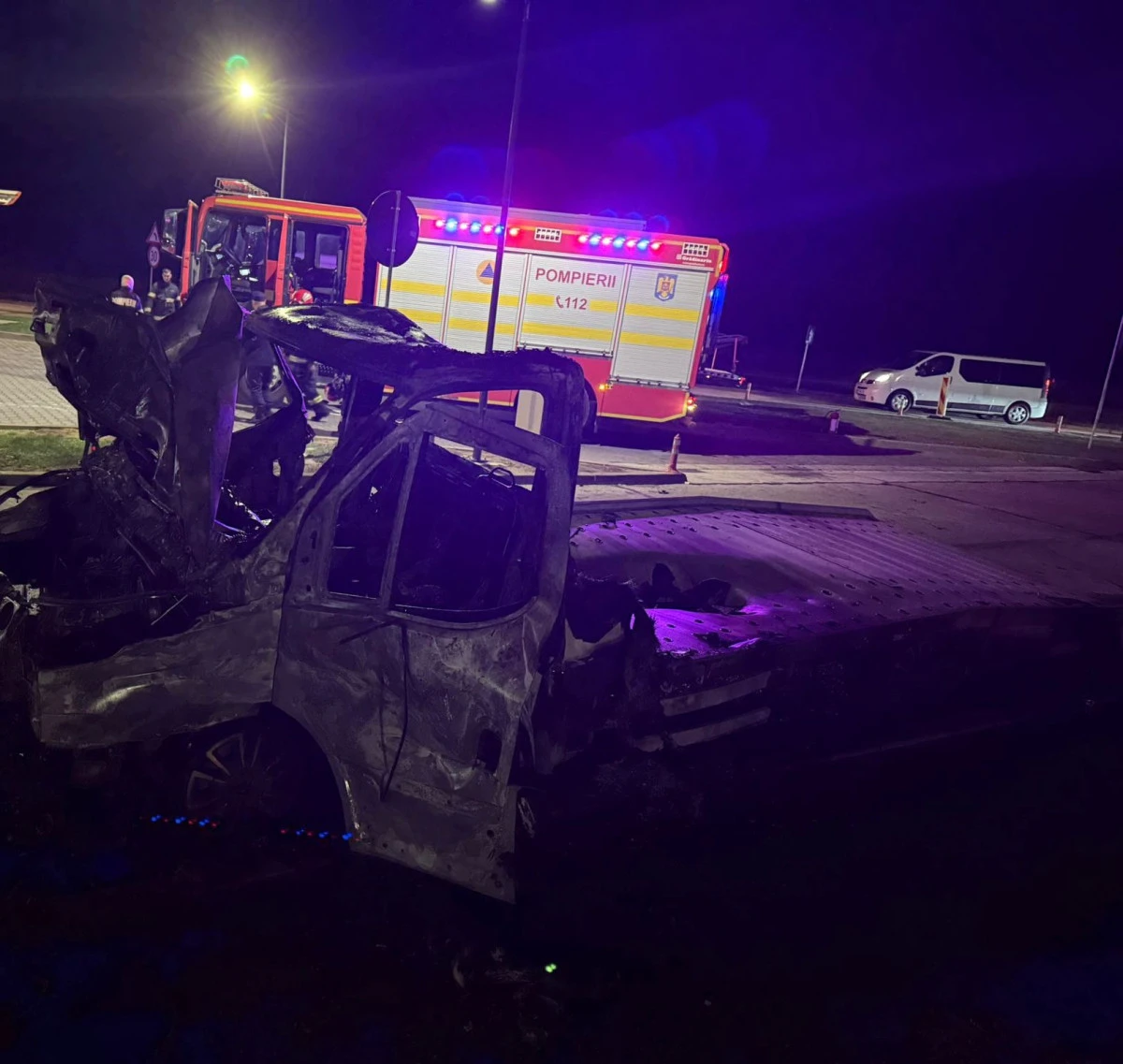 O camionetă care transporta trei autoturisme s-a făcut scrum, pe autostrada A1, în apropiere de Pecica