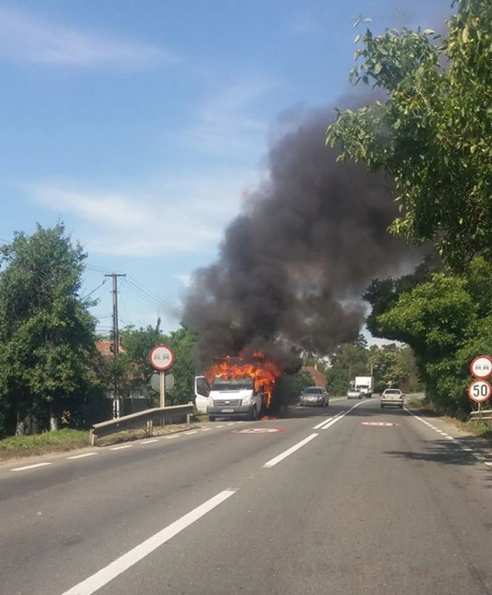 O camionetă plină cu băuturi a luat foc, pe drumul Arad-Lipova