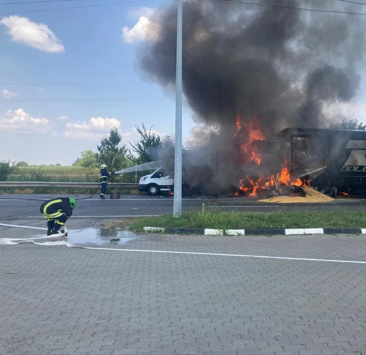O camionetă s-a făcut scrum pe DN7, în apropiere de vama Nădlac
