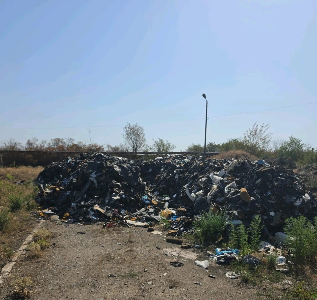 O cantitate uriașă de deșeuri a fost descoperită în incinta fostului CET Arad