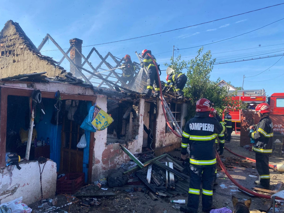 O casă de pe Tarafului, arsă aproape în întregime