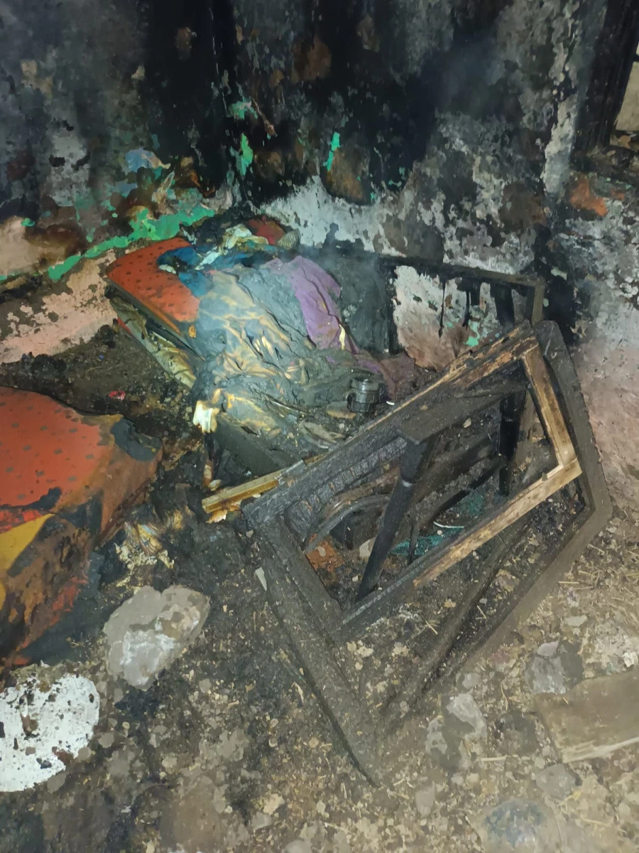 O casă din Șimand a luat foc, după ce proprietarul a adormit cu țigara aprinsă