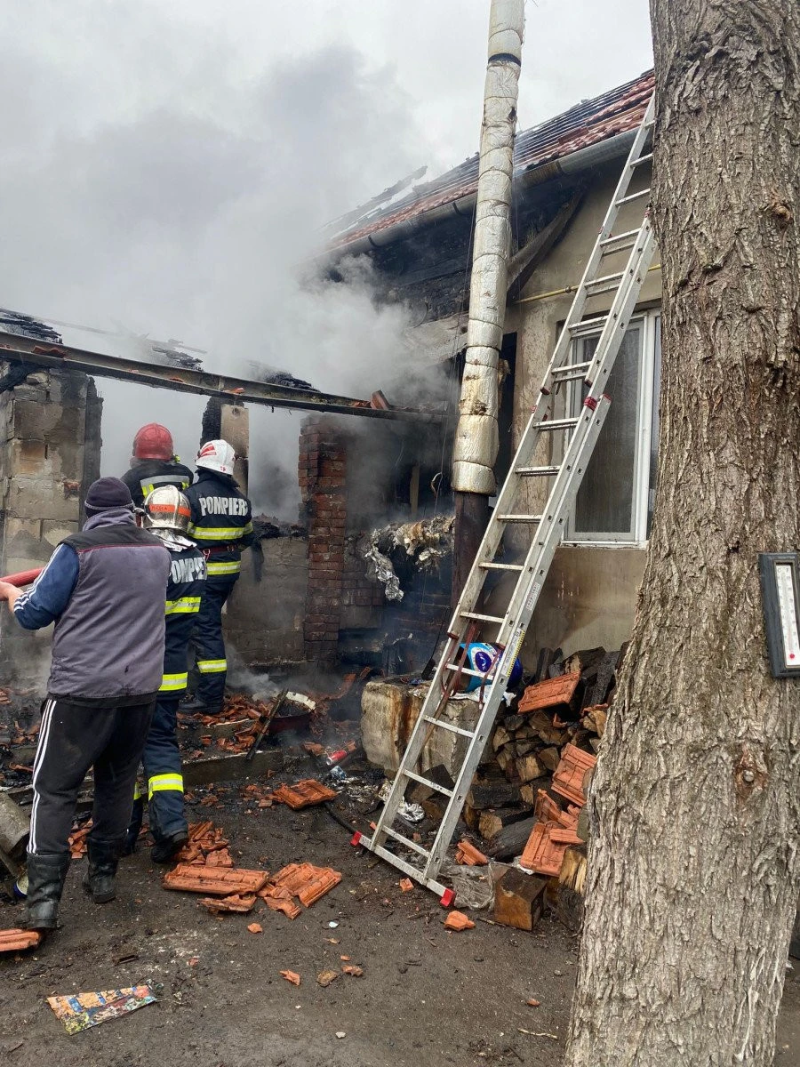 O casă din Zimandu Nou a fost cuprinsă de flăcări. Pompierii au avut nevoie de două ore să stingă incendiul