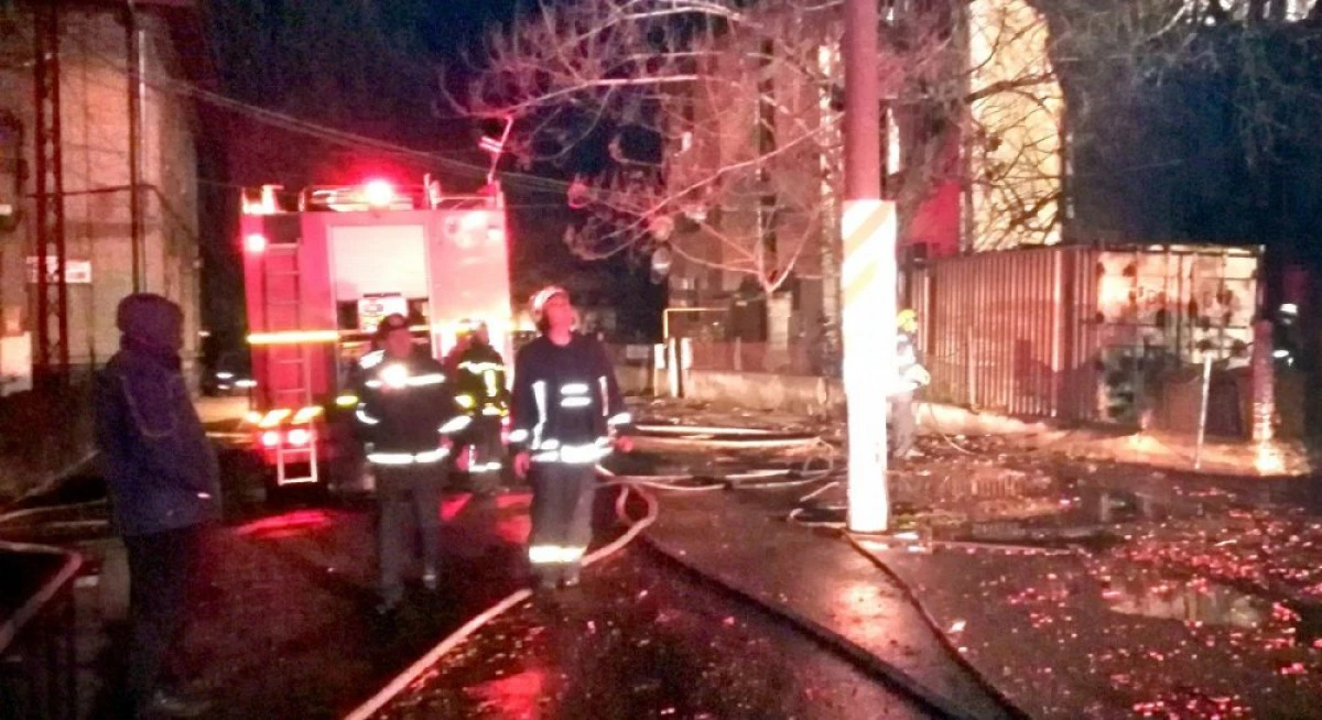 O clădire CFR din apropierea Gării Curtici, distrusă de un incendiu