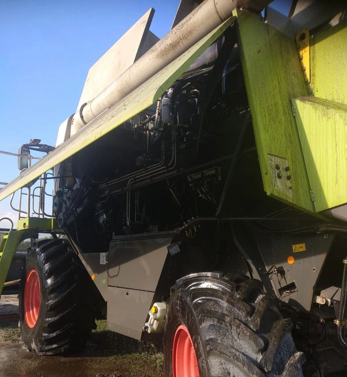O combină care lucra duminică a luat foc din cauza „efectului termic"