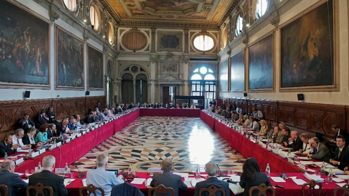 O delegație a Comisiei de la Veneția vine în România