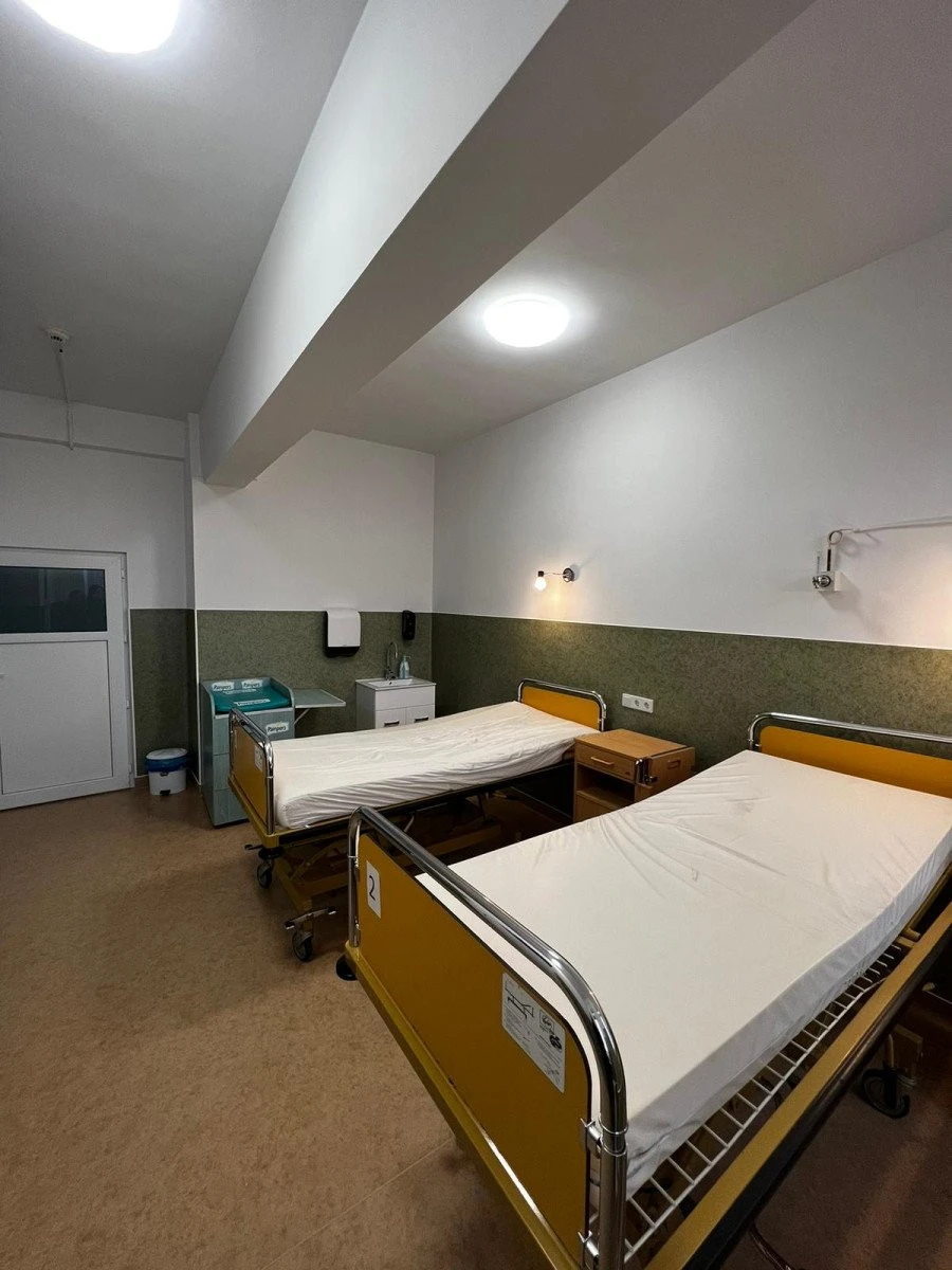 O doctoriţă din Arad a renovat un salon de la Matern din banii ei