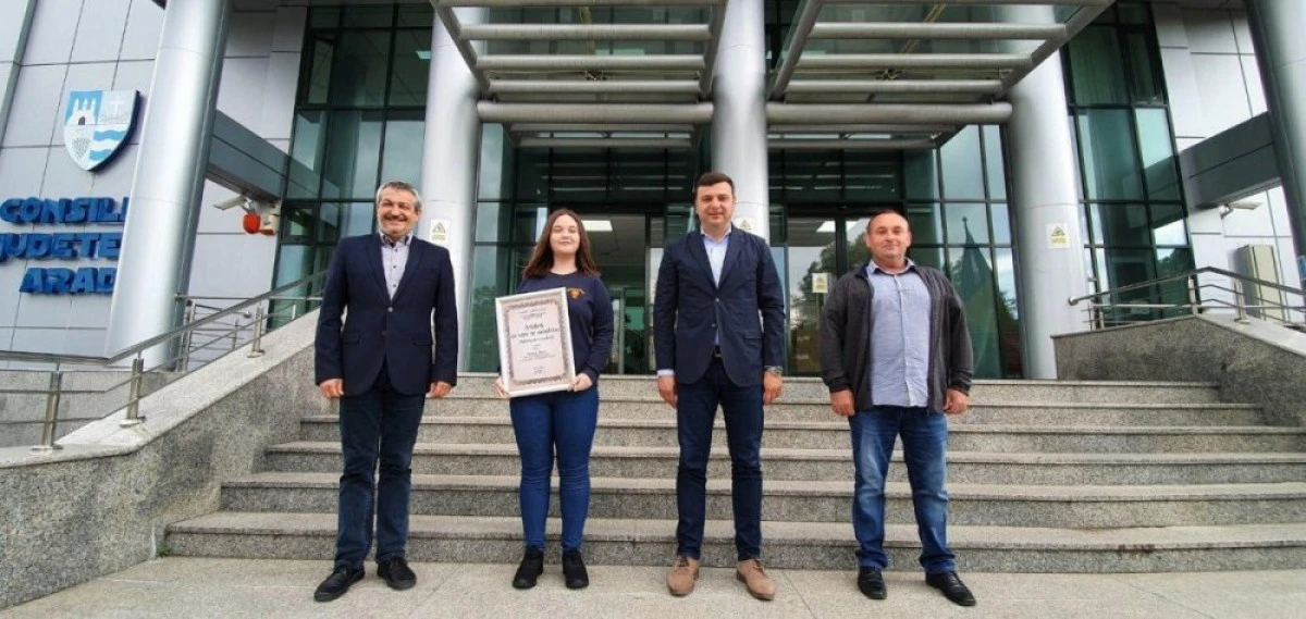 O elevă care a bținut zece pe linie la Bacalureat  primit diploma „Arădeni cu care ne mândrim”
