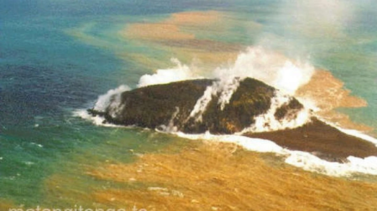 O erupţie vulcanică submarină a scufundat o insulă şi a creat o alta de trei ori mai mare