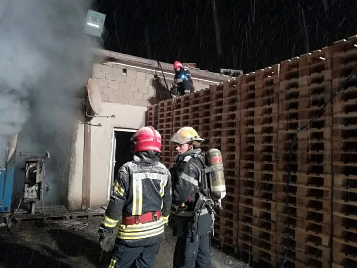 O fabrică din Vladimirescu a luat foc, din cauza unui aparat de gătit defect