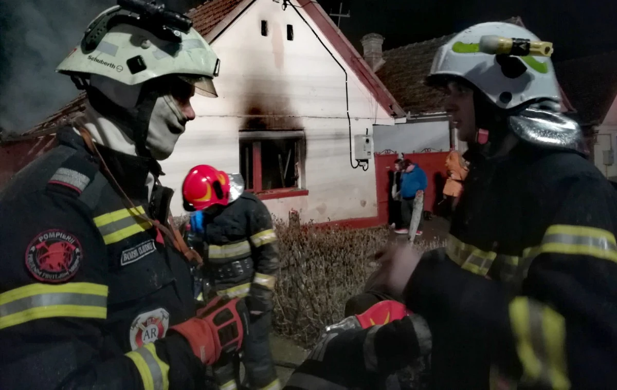 O familie și-a pierdut locuința, din cauza unui incendiu. ISU Arad trage un nou semnal de alarmă