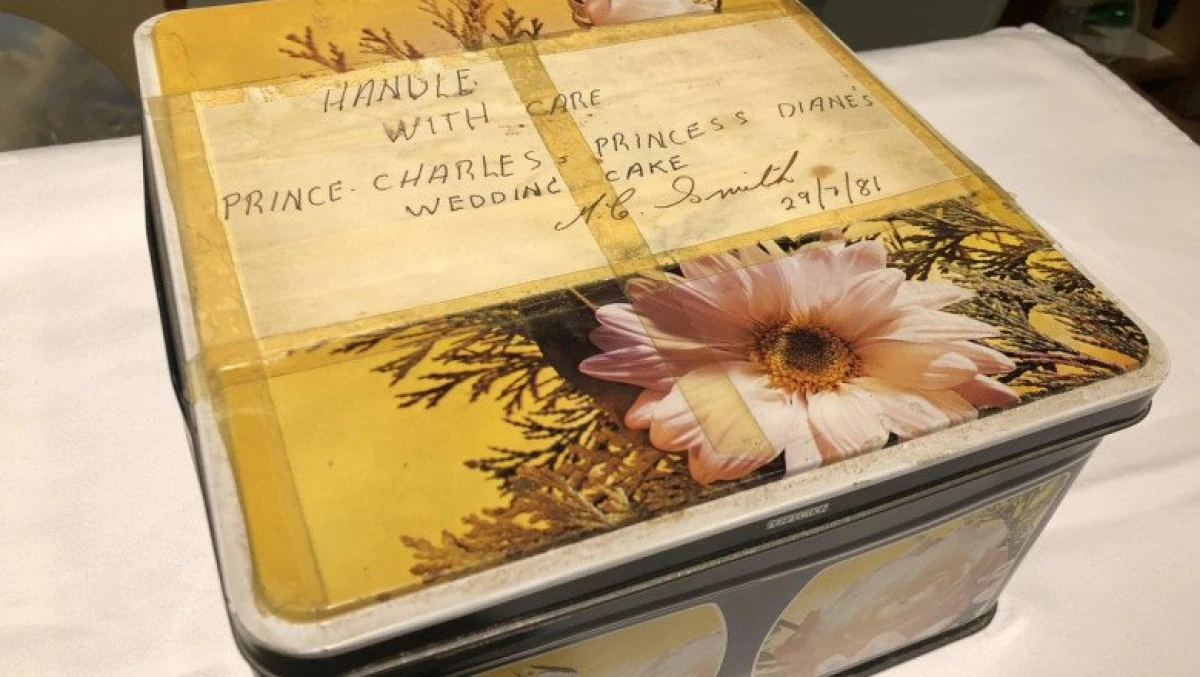 O felie de tort de la nunta lui Charles cu prinţesa Diana, din 1981, a fost vândută cu 1.850 de lire