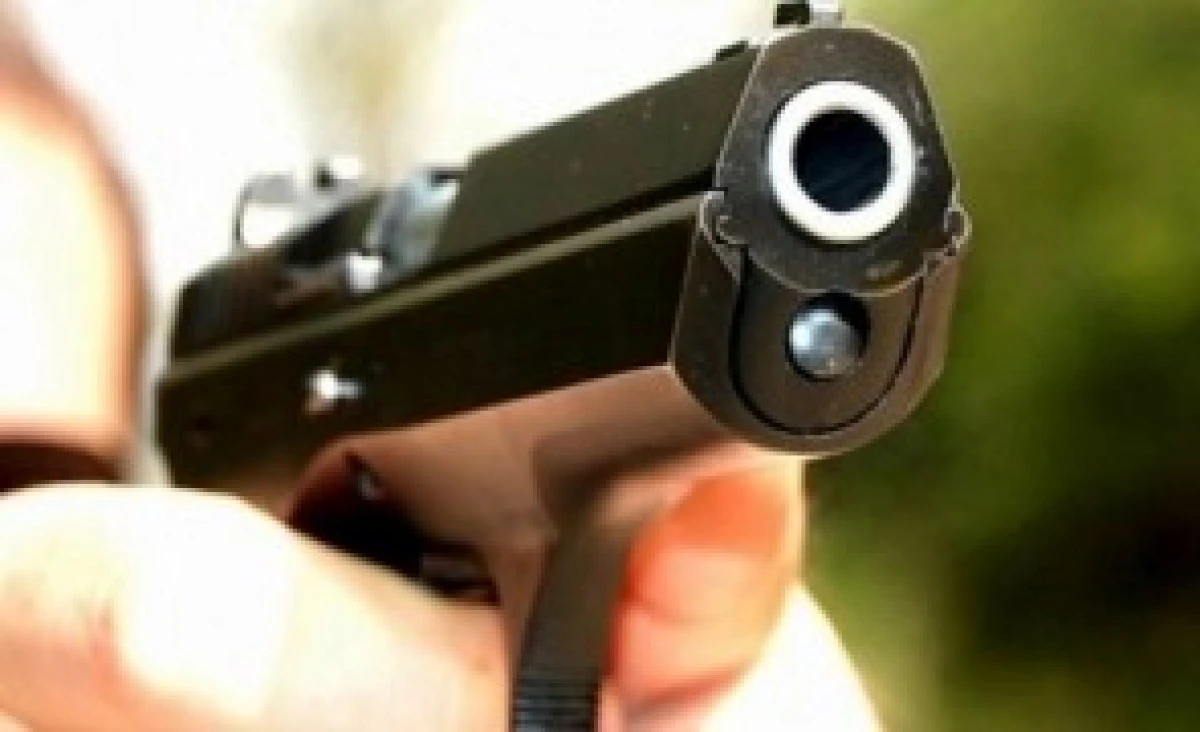 O femeie a fost împuşcată mortal, într-o agenţie de turism