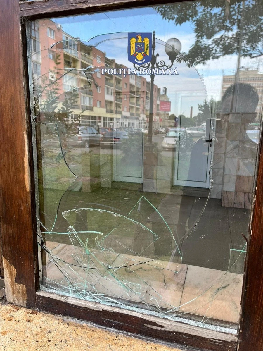 O femeie a fost reținută, după ce a spart geamul sălii de așteptare din gara CFR Arad