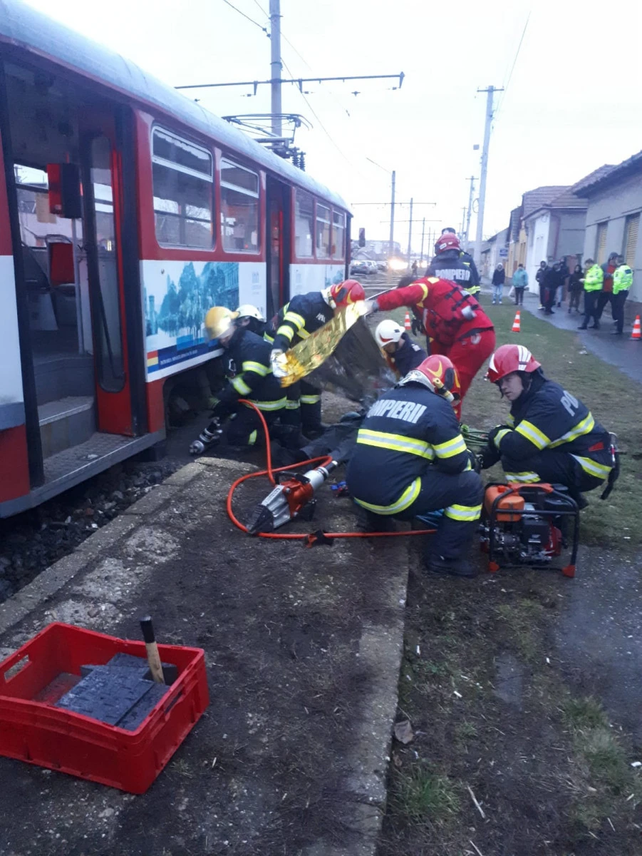 O femeie a murit după ce a fost prinsă sub tramvai, în Aradul Nou